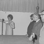 Marilza Ferreira Baptista, formanda da turma de 1971 do Curso Permanente de Arquivos em juramento durante sua formatura, em 1972 (Arquivo Nacional)